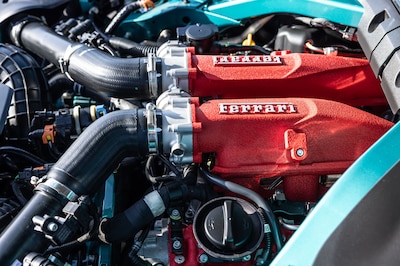 Detalle del motor V8 biturbo del Ferrari Amalfi, tapas rojas con logotipo Ferrari