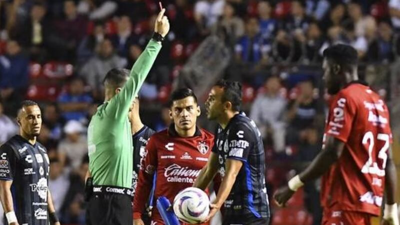 Querétaro vs. Atlas: ¿Qué dice el reglamento sobre tocamientos de Omar Mendoza al rival?