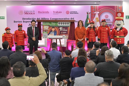 Presentan billete de Lotería por el Día del Trabajo; destaca avance en la jornada laboral de 40 horas