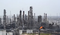 Pemex reporta fuga de gas ácido en refinería Deer Park; confirman 2 muertos y 35 afectados