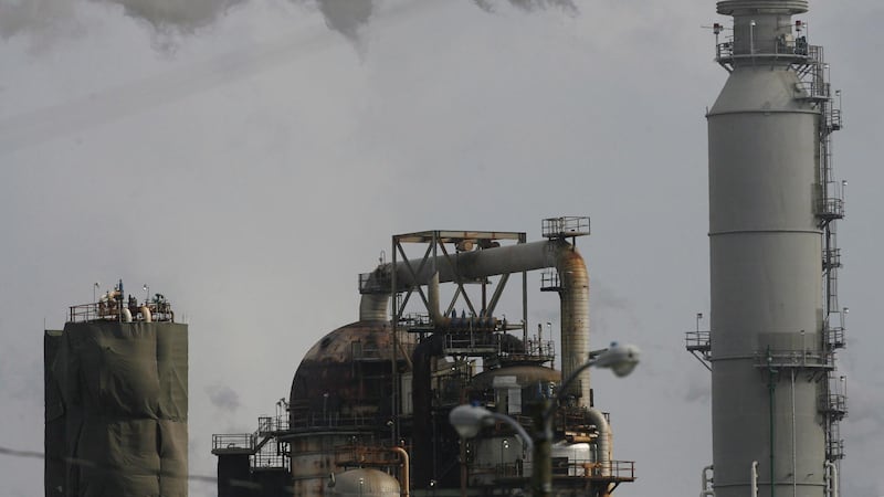 Precios del petróleo alcanzan su mayor nivel en cinco meses: Barril costaría más de 100 dólares hasta 2027