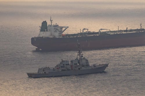 A racionar el petróleo o a subir el precio de la gasolina: Cierre del estrecho de Ormuz crea caos mundial