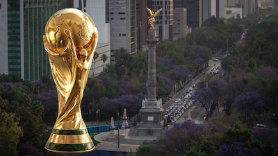 El trofeo del Mundial 2026 puede ser contemplado en determinadas fechas en la CDMX. (Foto: Cuiartoscuro/Shutterstock)