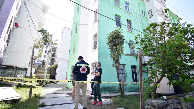 ¿En caso de sismo, debo subir a la azotea si vivo en el último piso de un edificio?