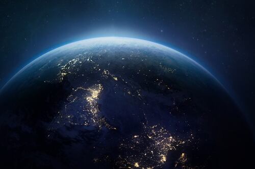 Astrónomos descubren planeta con capa de agua, como en ‘Mundo acuático’