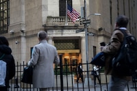 Wall Street cierra en ‘números verdes’ por comentarios de la Fed y deuda en EU