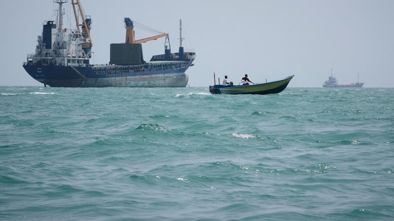 Irán anuncia ataque contra barco de EU en Ormuz; gobierno de Trump dice que es ‘mentira total’