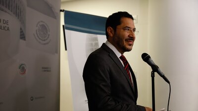 El senador Martí Batres durante la presentación de su iniciativa