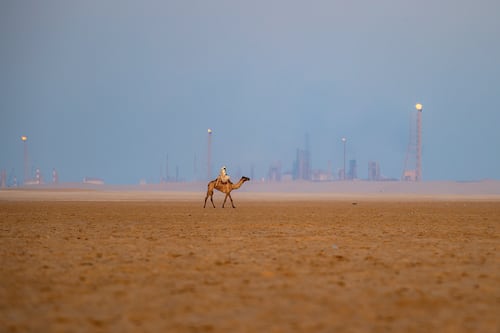 Petróleo toca nuevos máximos por guerra en Medio Oriente: Barril de Brent se vende en 92 dólares
