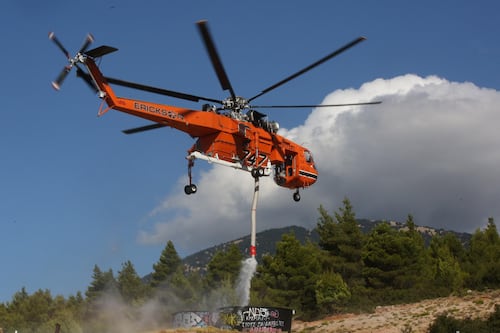 Chocan dos helicópteros que combatían incendios forestales en Grecia; mueren los pilotos