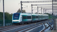 Pasajeros del Tren Maya quedan varados 5 horas sin luz ni aire acondicionado entre Mérida y Cancún