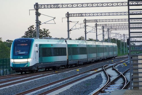 Pasajeros del Tren Maya quedan varados 5 horas sin luz ni aire acondicionado entre Mérida y Cancún