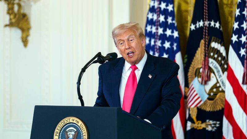 Caso Jeffrey Epstein: Donald Trump firma la legislación que ordena divulgar todos los archivos