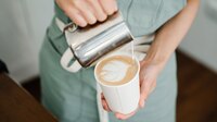 Adiós al cafecito solo: El 80% de las bebidas de esta cadena se sirven con leche o jarabe