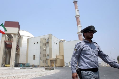 Alerta en Europa: Reino Unido retira a todo su personal de Irán ante llegada del portaaviones de EU