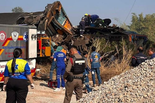 Tragedia en Tailandia: Grúa cae sobre tren en movimiento y mata a 27 personas; hay 80 heridos
