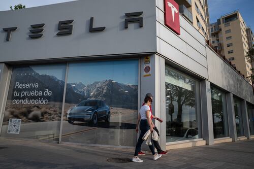 Musk ‘descuida el changarro’: Alemania critica que trabajadores de Tesla paguen por el desplome de ventas