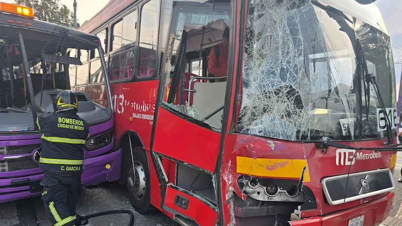 Fuerte choque de camión con Metrobús provoca caos en Iztapalapa; conductor iba ebrio