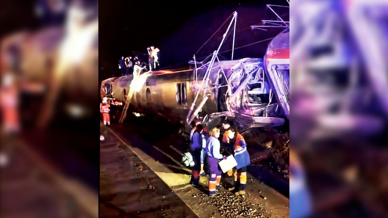 (Videos) Al menos 10 muertos en choque de dos trenes de alta velocidad en el sur de España