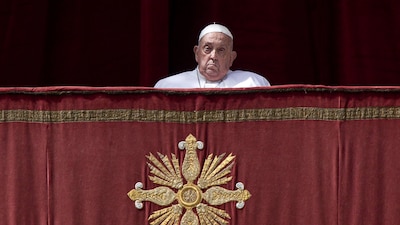 El papa Francisco mientras saludó a los asistentes durante la bendición Urbi et Orbi tras la misa del Domingo de Resurrección en la Plaza de San Pedro Vaticano.