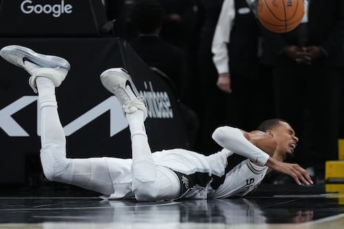 Playoffs de la NBA 2026: Victor Wembanyama entra a protocolo de conmoción cerebral; ¿Qué le pasó?