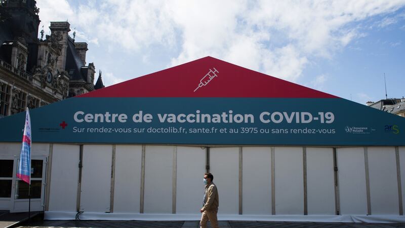 Personas antivacunas ‘han perdido la cabeza’, acusa Macron