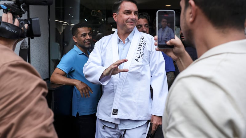 Flávio Bolsonaro se 'salta' último debate en Brasil