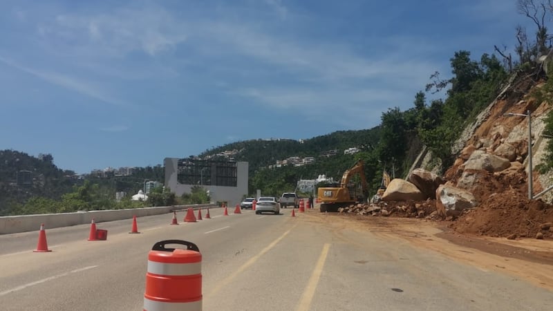 ‘John’ destruye Avenida Escénica de Acapulco; advierten por socavón en carril