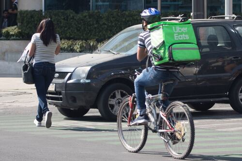 Hacienda y las mismas apps se 'chupan' hasta el 50% de los ingresos de choferes y repartidores