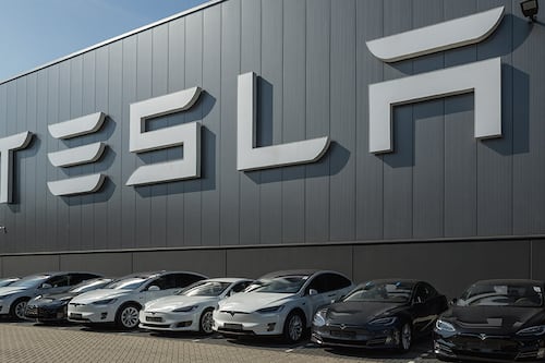 Ventas de Tesla suben 25% ... pero se quedan un ‘pelito’ detrás de las de BYD, líder de autos eléctricos