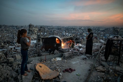 Israel bombardea Gaza y Líbano pese a alto al fuego con Hamás y Hezbolá; también ataca Siria