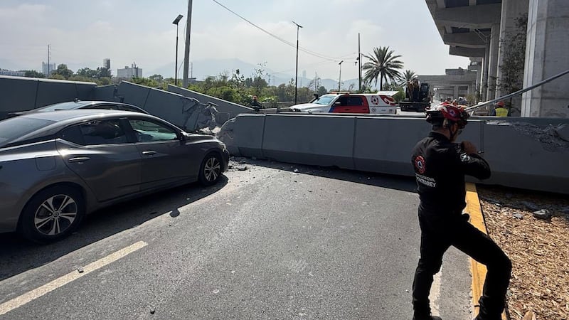 Caos en vialidades de Monterrey: Cae puente peatonal sobre auto en avenida Constitución