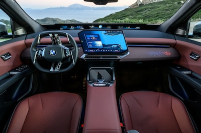Interior del BMW iX3 2026 con Panoramic iDrive y proyección panorámica en el parabrisas