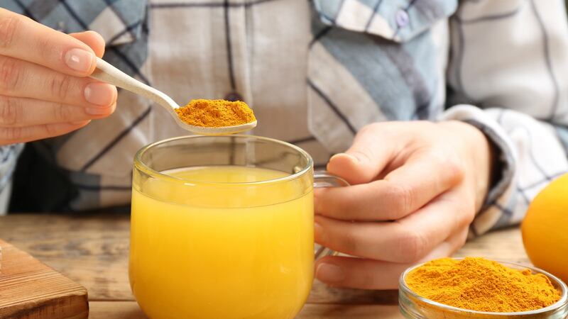 Beneficios de tomar té de cúrcuma en la noche