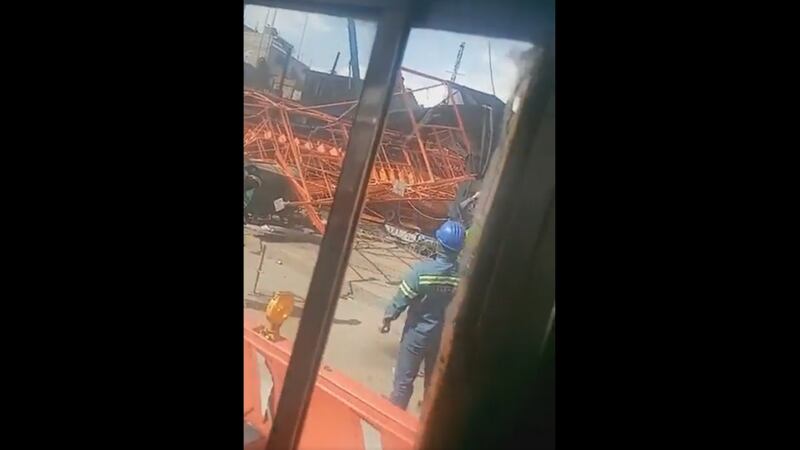 Cae estructura metálica en trabajos de la Línea 12 del Metro; no se reportan lesionados