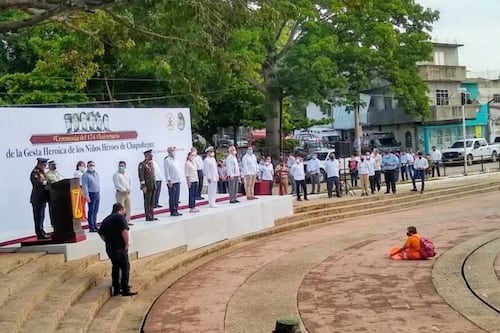 Mujer protesta por falta de insulina en acto oficial del gobernador de Tabasco, Carlos Manuel Merino