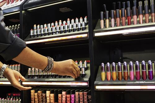 Este es el 'humilde labial' que ha recaudado 500 mdd para combatir el VIH/SIDA