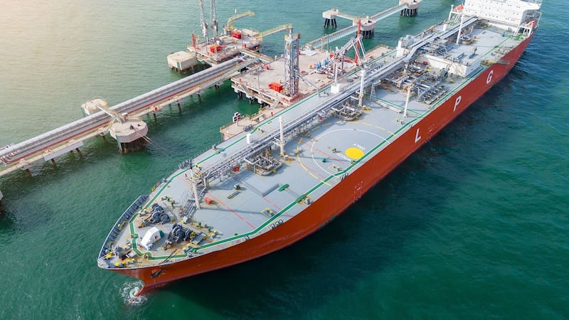 Petróleo se dispara a 113 dólares tras ultimátum de Trump a Irán para reabrir el Estrecho de Ormuz