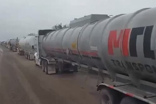 Delincuentes detienen a 1 docena de conductores de pipas en carretera de Tamaulipas