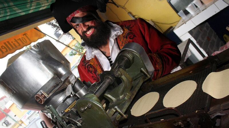 ¿Cómo se hacen las tortillas ‘piratas’? Así puedes identificarlas