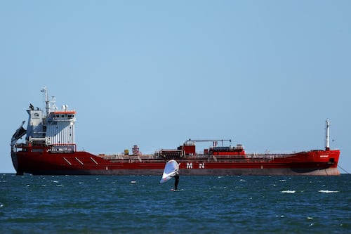 Conflicto entre Yemen y Arabia Saudí sube precios del petróleo: Barril de Brent cierra en 106.6 dólares