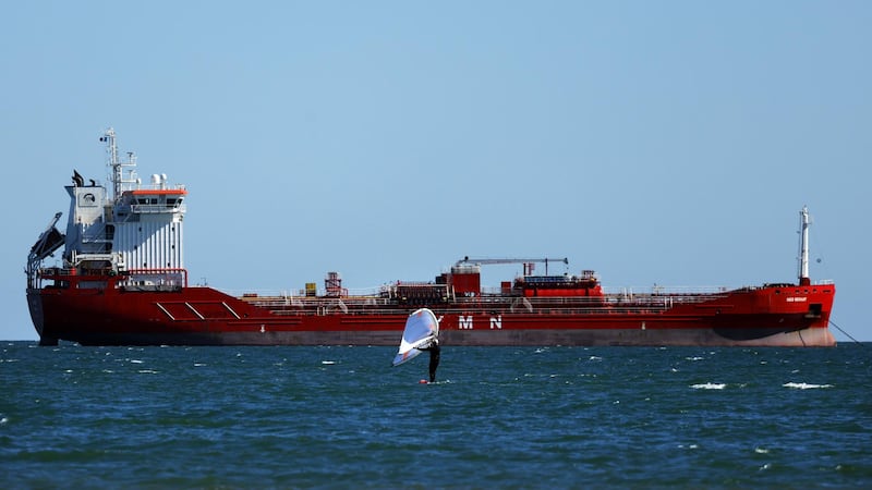 Conflicto entre Yemen y Arabia Saudí sube precios del petróleo: Barril de Brent cierra en 106.6 dólares
