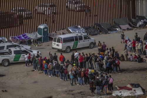 Gregg Abbott refuerza la seguridad en Eagle Pass ante cruce ilegal de migrantes
