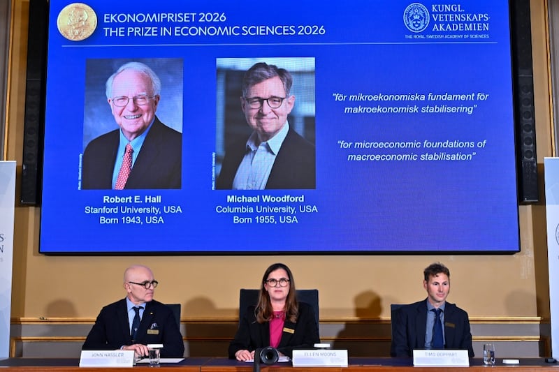 Nobel de Economía 2026: Premian a estadounidenses por modelo que enfrenta crisis económica e inflación