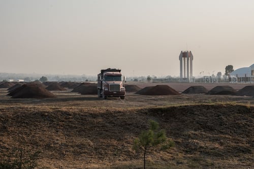 Plan para aeropuerto en Santa Lucía sí contempla existencia de un cerro, defiende López Obrador