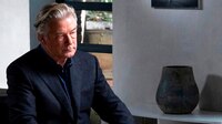 Juez autoriza orden de registro al teléfono de Alec Baldwin tras disparo en ‘Rust’