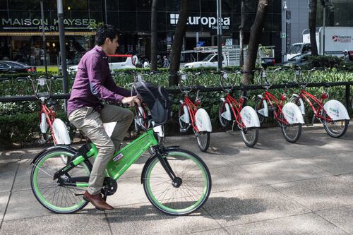En bici, taxi y scooters... los mexicanos sortean el desabasto de gasolina