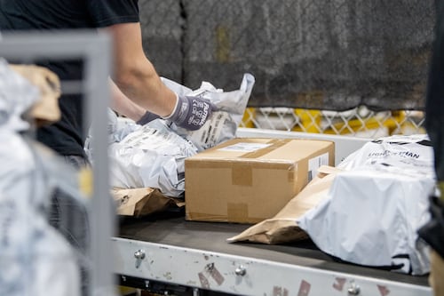 Amazon ecologista… y futurista: Visualiza entregas con bicis eléctricas y robots humanoides