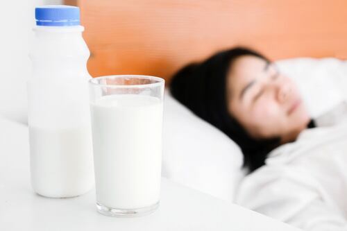 Leche antes de dormir: Estos son los efectos secundarios de tomarla en la noche