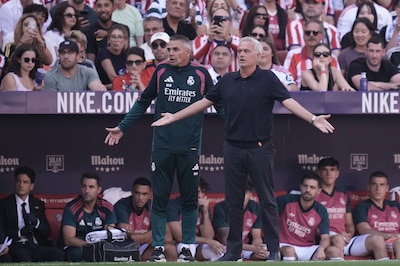 El entrenador del Real Madrid José Mourinho también se quejó del arbitraje en el partido contra el Atlético de Madrid en LaLiga. (Foto AP/Bernat Armangue)